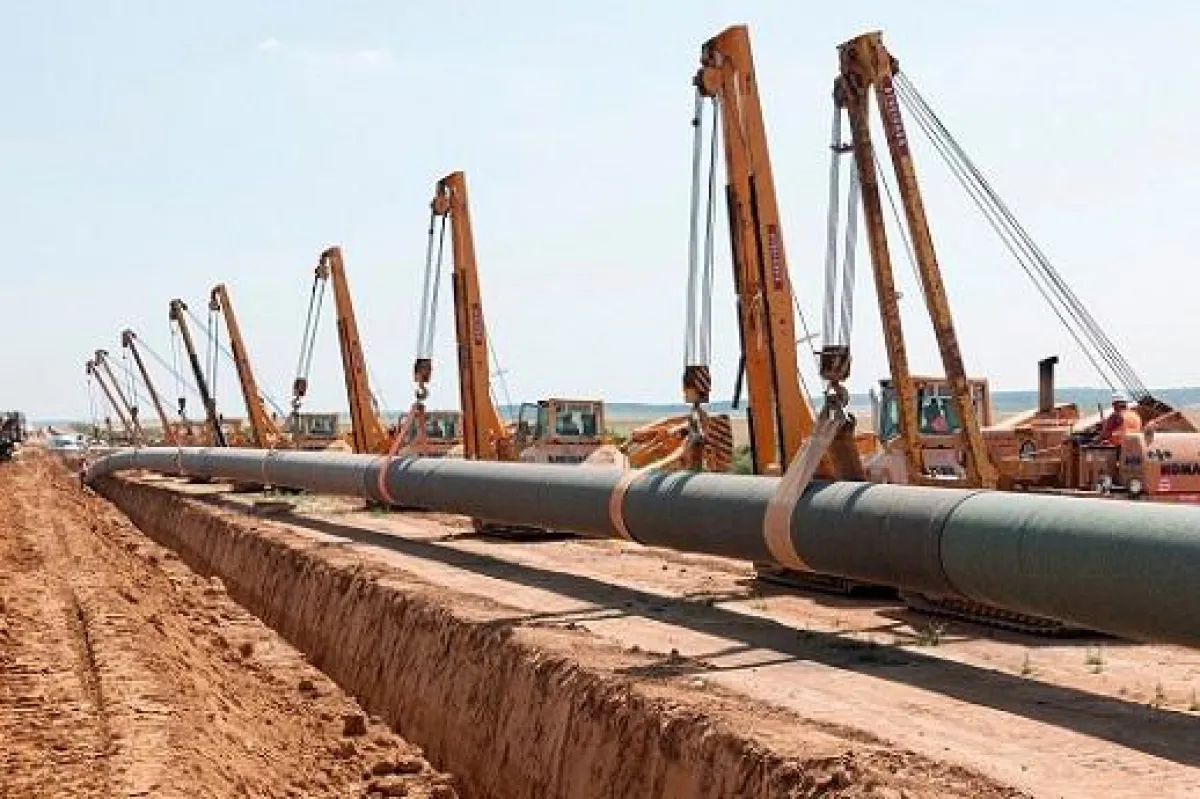 Neun Seitenbaumraupen senken die Pipeline in den Rohrgraben ab.