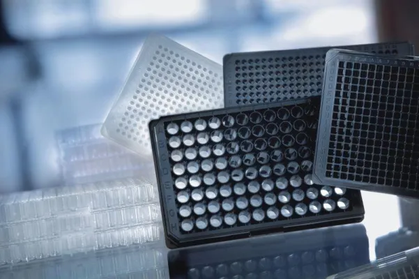 Microplatten mit nicht bindenden Kunststoffoberflächen Bild: Microplatten mit nicht bindenden Kunststoffoberflächen