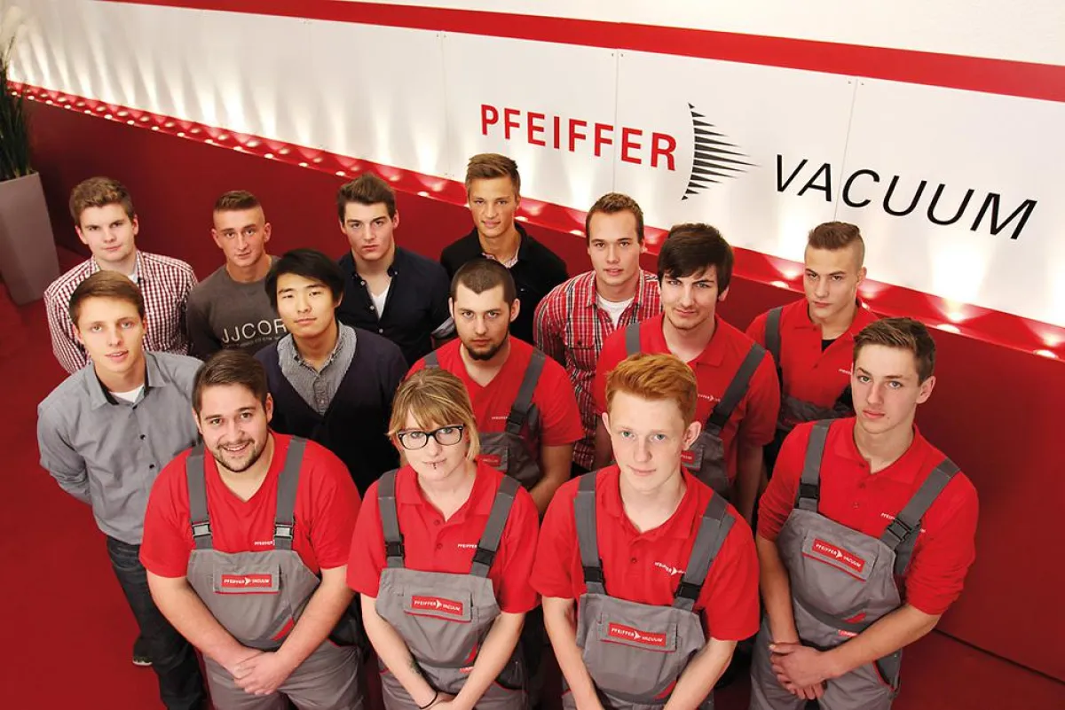 Bildunterschrift: Neue Auszubildende und StudiumPlus-Studierende des Standortes Asslar