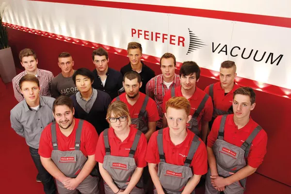 Neue Auszubildende und StudiumPlus-Studierende starten bei Pfeiffer Vacuum ins Berufsleben Bild: Neue Auszubildende und StudiumPlus-Studierende starten bei Pfeiffer Vacuum ins Berufsleben