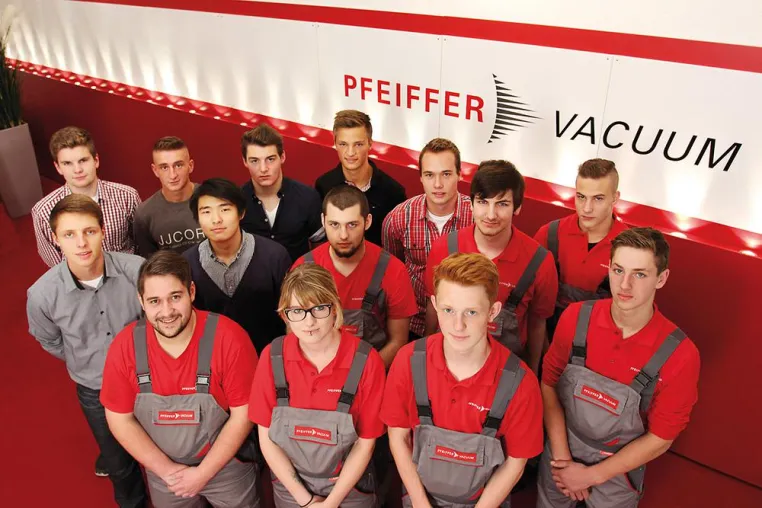 Bild: Neue Auszubildende und StudiumPlus-Studierende starten bei Pfeiffer Vacuum ins Berufsleben