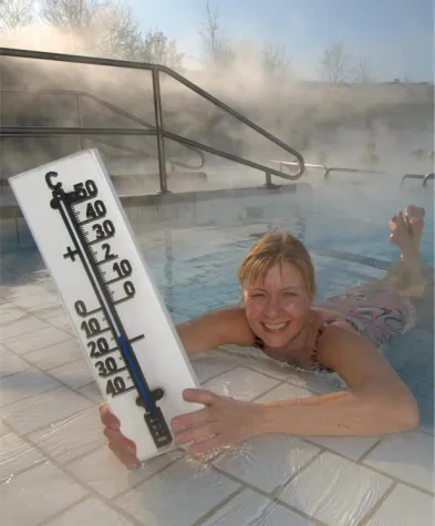 Bild: 100.000 Liter Heilwasser gegen frostige Temperaturen: Winter-Thermalbaden ist gesünder