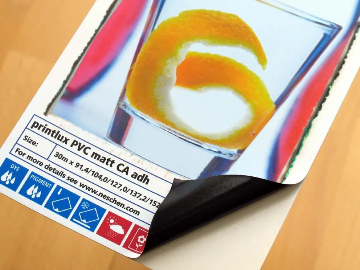 Bedruckt mit Farbstoff- und Pigment-Tinten verfügt printlux PVC matt CA adh über eine sehr gute Bildqualität.