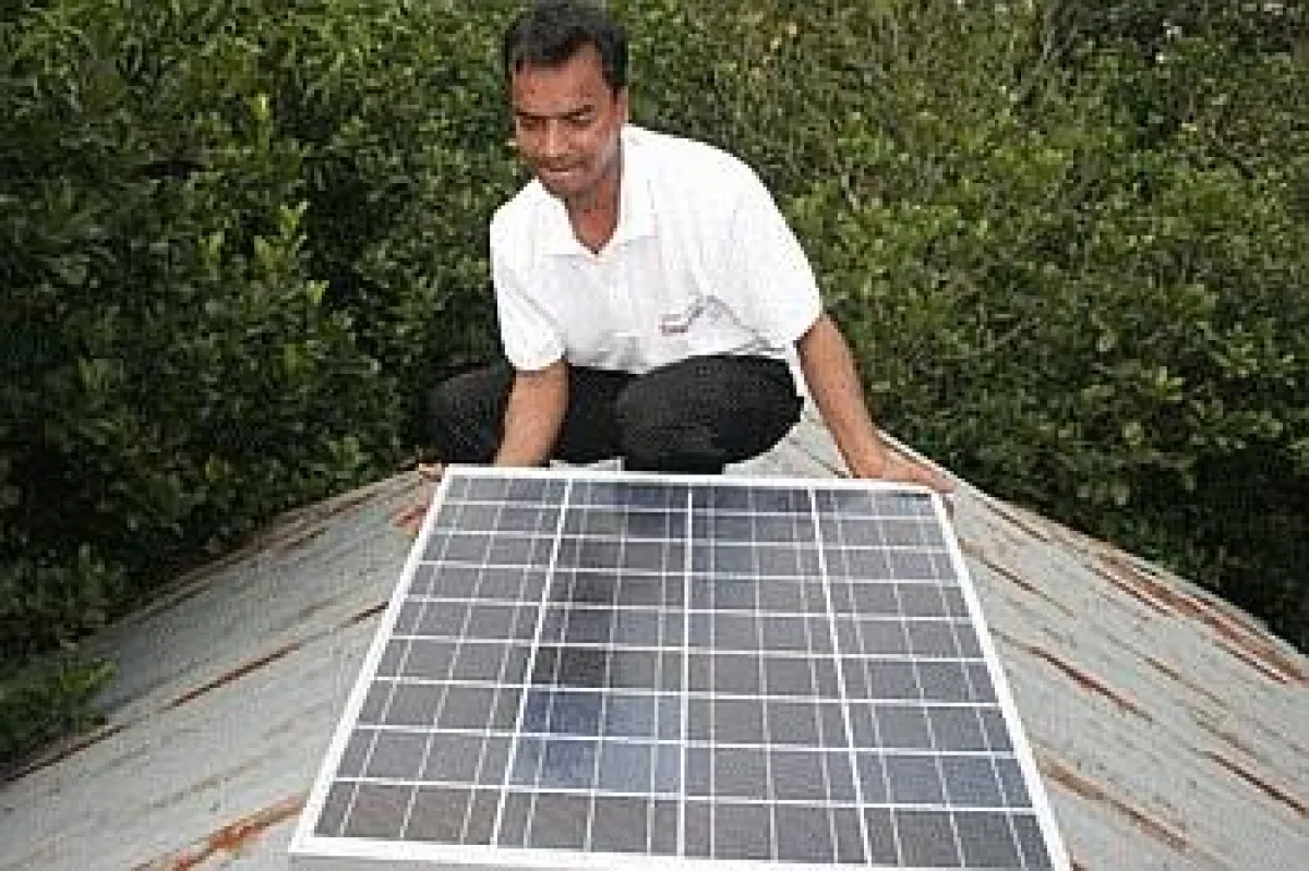 Aufbau eines Solarpanels auf dem Dach einer Hütte in Bangladesch - Andheri-Hilfe