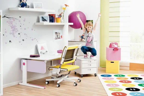 Bild: Stylisches Farbenspiel im Kinderzimmer: Mitwachsender Schreibtisch Champion style von moll
