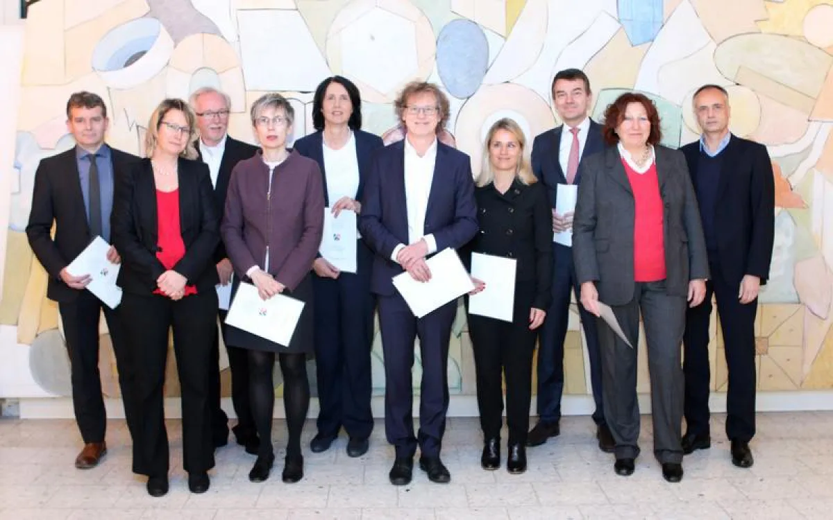 Der neue Hochschulrat der Deutschen Sporthochschule Köln mit Dr. Antje Hartmann-Strünck (Ministerium für Kultur und Wissenschaft, 2.v.l.) und Univ.-Prof. Dr. Heiko Strüder (Rektor). ()