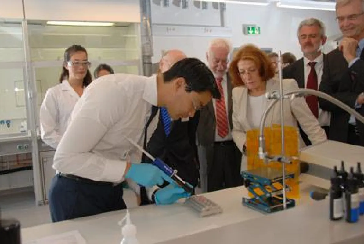 Foto: Bundeswirtschaftsminister Dr. Philipp Rösler im neuen DELO-Entwicklungslabor