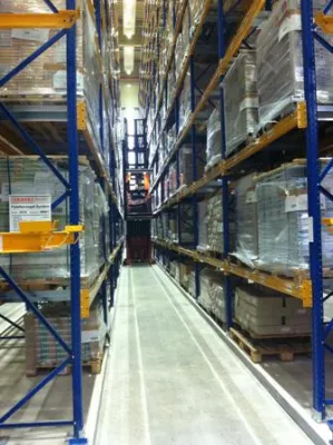 Zwischenbuchhandel lagert auf Berger-Regalen Bild: Zwischenbuchhandel lagert auf Berger-Regalen