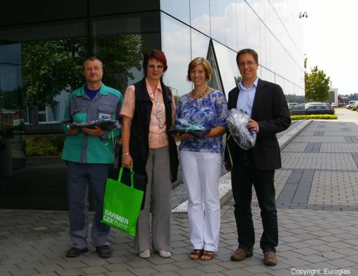 Frau Ute Kanngießer (Barmer GEK Magdeburg, 2.v.l.) überreicht die sportlichen Preise des Gewinnspiels.