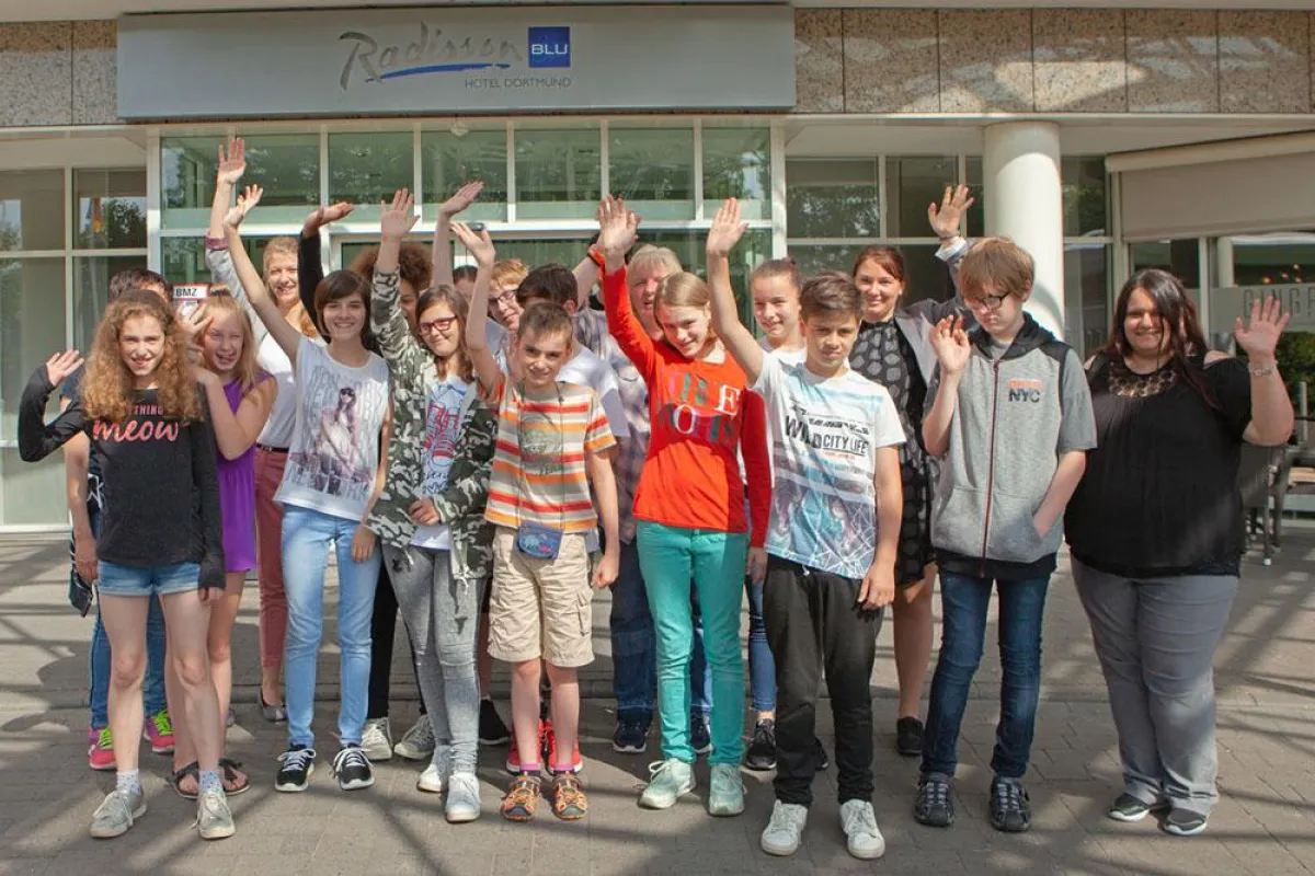 Anna Freudenthal vom Radisson Blu Hotel (3.v.r.) mit den Kindern der Adolf-Schulte-Förderschule.