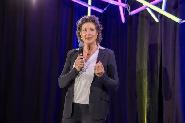 Souveräne Präsenz als Erfolgsfaktor: Marion Hirschbach überzeugt in Wiesbaden Bild: Souveräne Präsenz als Erfolgsfaktor: Marion Hirschbach überzeugt in Wiesbaden