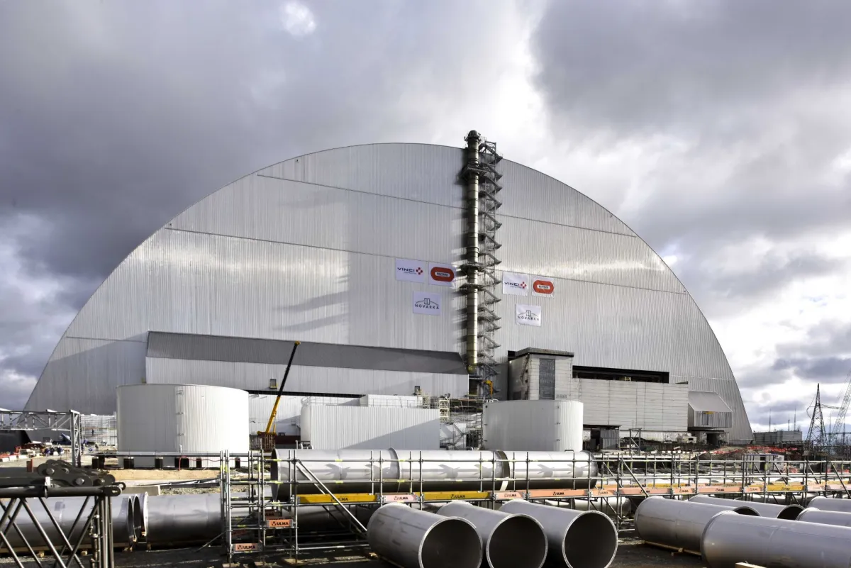 Der fertiggestellte Sarkophag in Tschernobyl (© NOVARKA)