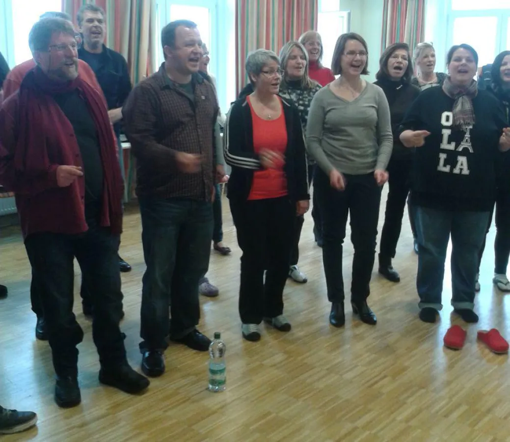 Begeisterte Sängerinnen und Sänger vom SonntagsChor Rheinland-Pfalz. (Foto: Mario Block)