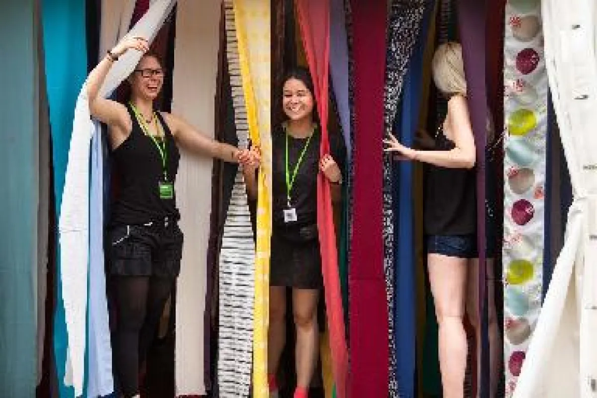 Viel Spaß mit ihrer textilen 3D-Installation: die Studentinnen der HTW (Foto: Camilla Rackelmann)