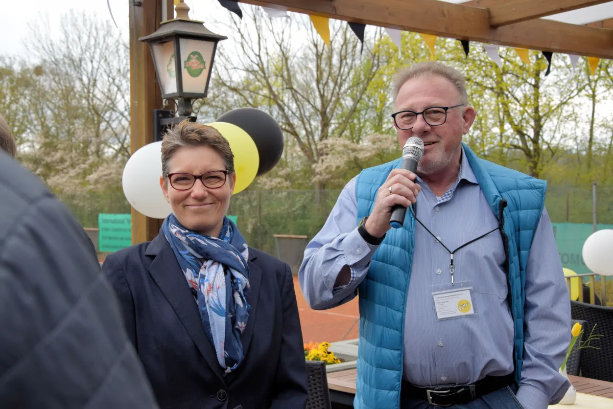 v.l.: Sport- & Jugendwartin Grit Andersen, 1. Vorsitzender Volker Wanduch (© TC Neuss-Weckhoven e.V.)