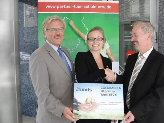 ifunds germany überreicht glücklicher Gewinnerin den Goldbarren Bild: ifunds germany überreicht glücklicher Gewinnerin den Goldbarren
