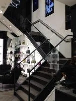 Bild: Perfekter Markenauftritt: Flagship Store von Karl Lagerfeld glänzt mit filigraner Stahltreppe