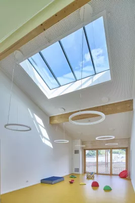 Bild: Kraft der Sonne ideal genutzt - Lichtbänder für mehr Tageslicht und PV-Anlage ergänzen einander 