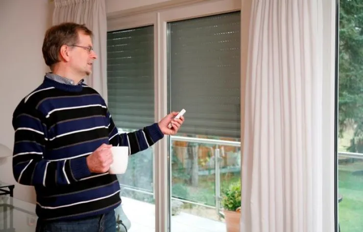 Bild: Komfort rein, Hitze raus: Intelligente Rollläden