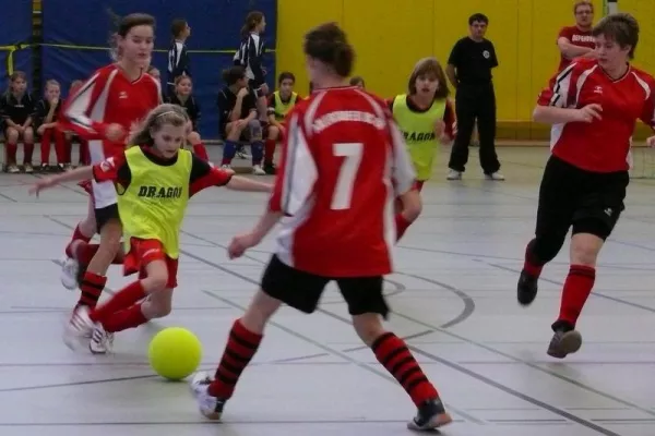 Hallenfußballturniere des FFC Berlin: Und die Pokale vergibt der Bezirksstadtrat Bild: Hallenfußballturniere des FFC Berlin: Und die Pokale vergibt der Bezirksstadtrat