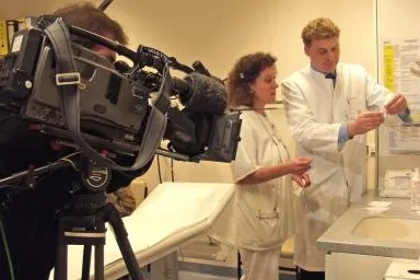 Gold und Silber in der Medizin. Bayerisches Fernsehen filmt im Asklepios Klinikum Bad Abbach Bild: Gold und Silber in der Medizin. Bayerisches Fernsehen filmt im Asklepios Klinikum Bad Abbach