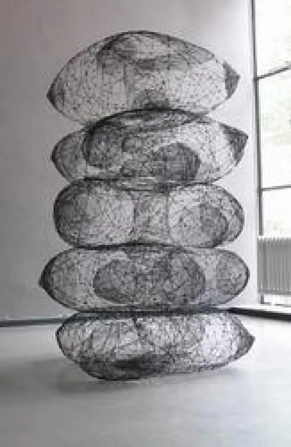 Helix 1, 2008, Bronzedraht, patiniert, 190 x 100 x 110 cm