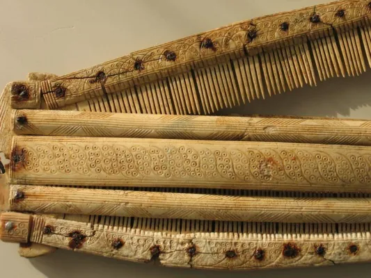 Bild: Sondervitrine „Kämme der Alamannen" mit Funden aus Dillingen-Schretzheim