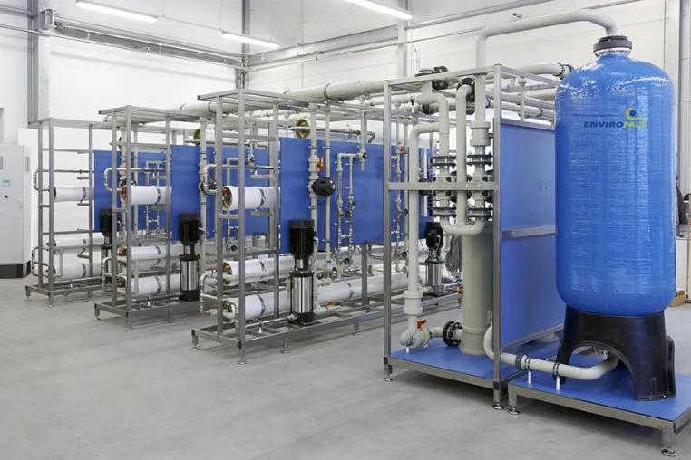 Bild: Reinwasser für die PVB-Folienerzeugung