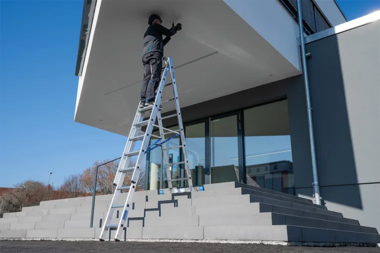 Neue Produkt-Videos erklären die Funktionen der KRAUSE VielzweckLeitern Bild: Neue Produkt-Videos erklären die Funktionen der KRAUSE VielzweckLeitern