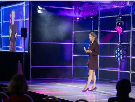 Mut zur Veränderung: Ingrid Stadler aus Bad Tölz inspirierte beim Internationalen Speaker Slam in Wiesbaden Bild: Mut zur Veränderung: Ingrid Stadler aus Bad Tölz inspirierte beim Internationalen Speaker Slam in Wiesbaden