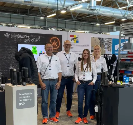 Bild: vertriebskick’ gmbh ist offizieller Lizenzpartner der Mercedes-Benz Customer Solutions.