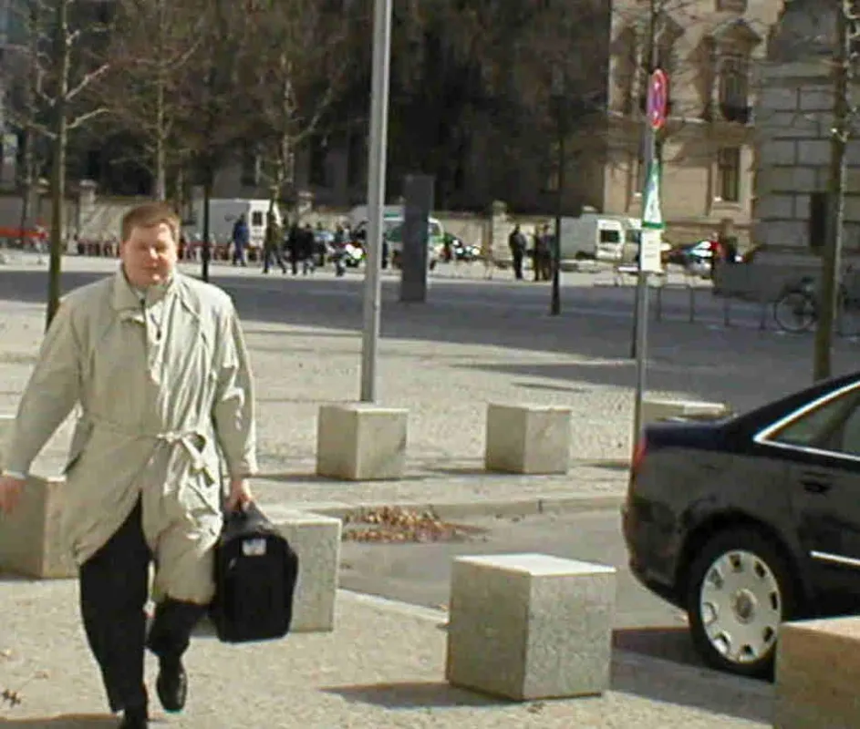 Überreichte die Akkreditierung: Dr. Klaus Michael Alenfelder, Präsident des EAC Research Council vor dem Bundestag