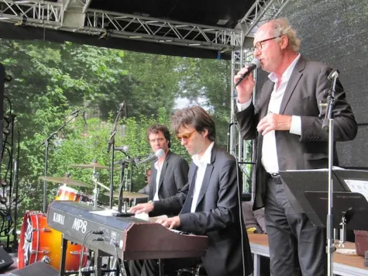 Bild: Rockzwillinge und Hosenbügler auf dem Aachener Platz