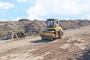 Deichverstärkung an der Ostsee mit HKL Mietmaschinen Bild: Deichverstärkung an der Ostsee mit HKL Mietmaschinen