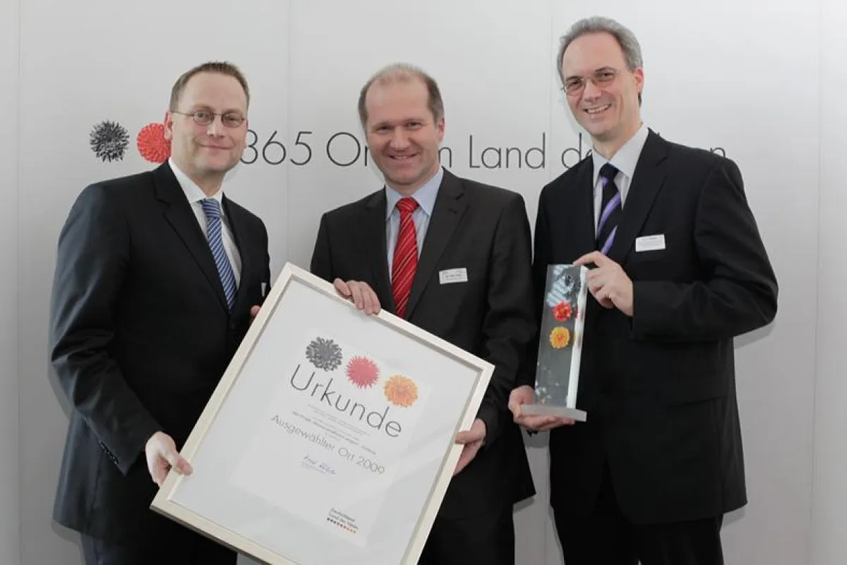 Sven Olderdissen, Deutsche Bank AG, Mitglied der Geschäftsleitung Essen, übergab den Preis an Dr. Peter Jahns, Leiter der Effizienz-Agentur NRW, im Beisein von Ernst-Christoph Stolper, Abteilungsleite