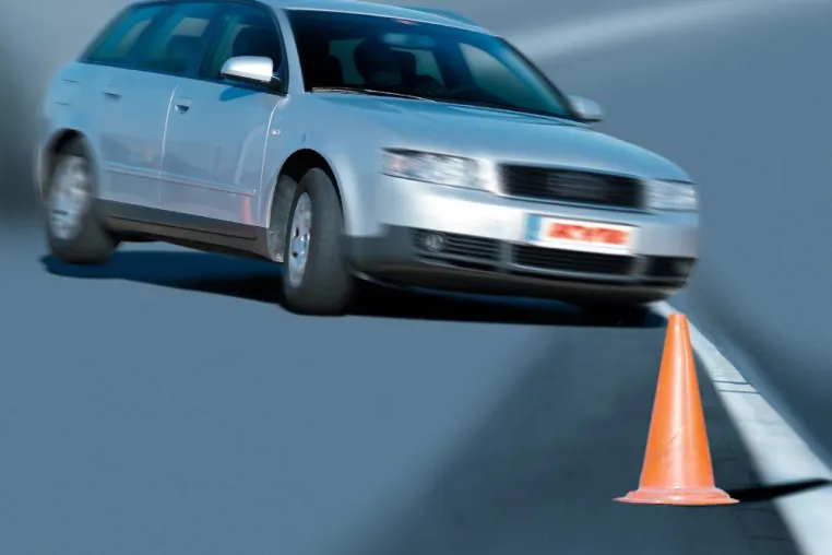 Bild: Defekte Stoßdämpfer: große Unfallgefahr in der Kurve / Alarmierender TÜV-Test