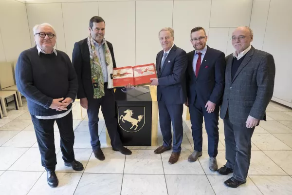 Bild: Eine 7 für die 7: Ehrengeschenk an die Stadt Stuttgart