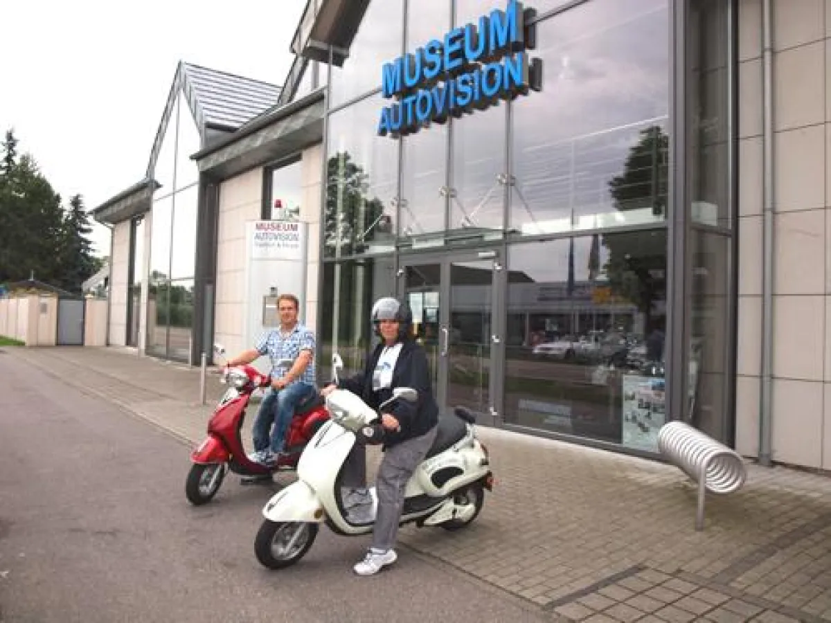 Elektroroller im Doppelpack: Das Museum AUTOVISION zeigt auch außerhalb der Ausstellungsmauern, dass Elektromobilität längst keine Zukunftsmusik ist.
