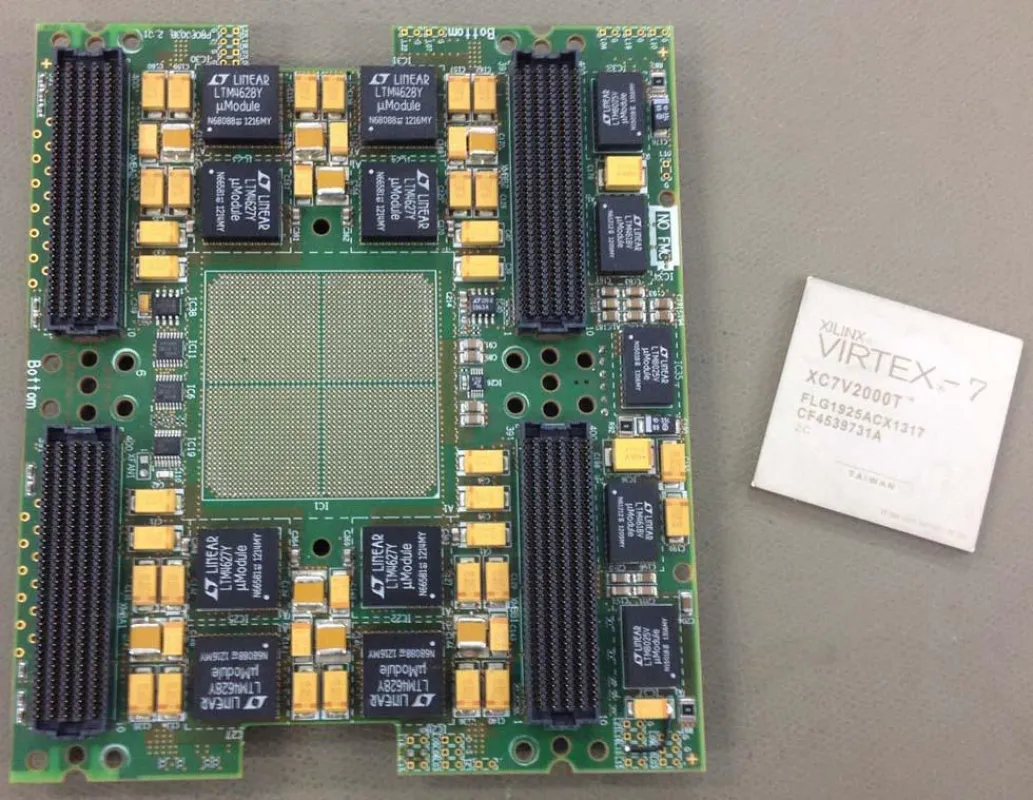 FPGA-Modul: Mittelpunkt auf dem 24-lagigen Multilayer ist ein Virtex 7 FPGA
