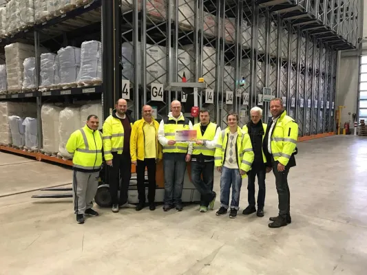 Bild: GREIWING-Mitarbeiter spenden Lohn an Verein zur Unterstützung krebskranker Kinder