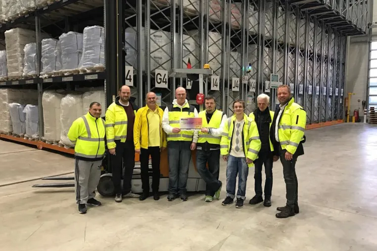 GREIWING-Mitarbeiter spenden Lohn an Verein zur Unterstützung krebskranker Kinder Bild: GREIWING-Mitarbeiter spenden Lohn an Verein zur Unterstützung krebskranker Kinder