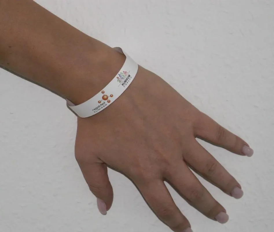 Studien zufolge beträgt das Risiko eines unerwünschten Ereignisses während der Krankenhausbehandlung bis zu zehn Prozent, bis zu 50 Prozent sind vermeidbar. Das Klinikum Coburg setzt Patientenarmbände