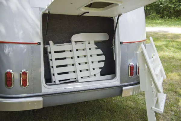 Classic Adirondack bietet viel Gemütlichkeit, braucht wenig Platz Bild: Classic Adirondack bietet viel Gemütlichkeit, braucht wenig Platz