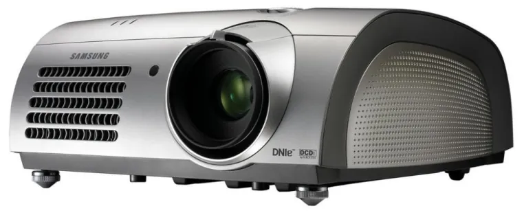Bild: Video-Guru Joe Kane präsentiert Samsung-HD-Projektor auf der „High End“