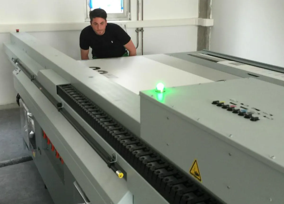 Mit der neuen Druckmaschine optimiert ONK Abläufe und erweitert sein Angebot.