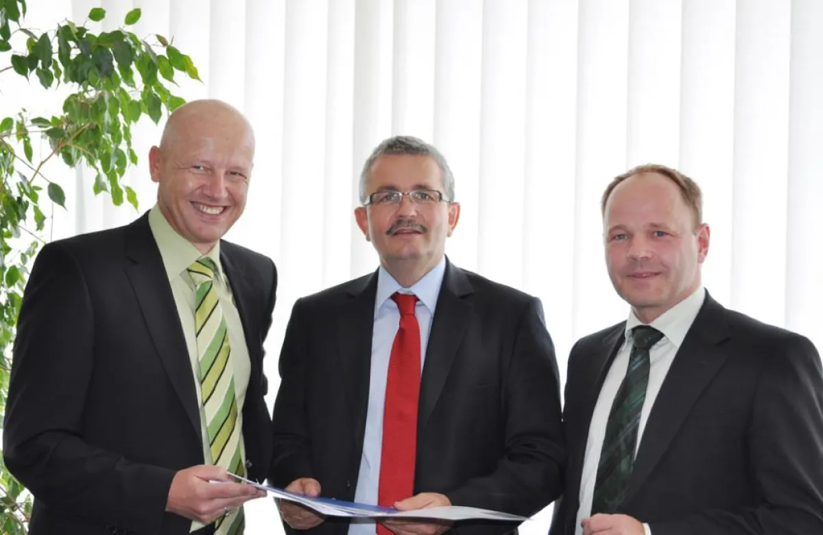 CADCON-Geschäftsfürer Robert Bauer (links) und Adreas Gundel (rechts) mit dem Hauptgschäftsführer der bayme Bertram Brossardt