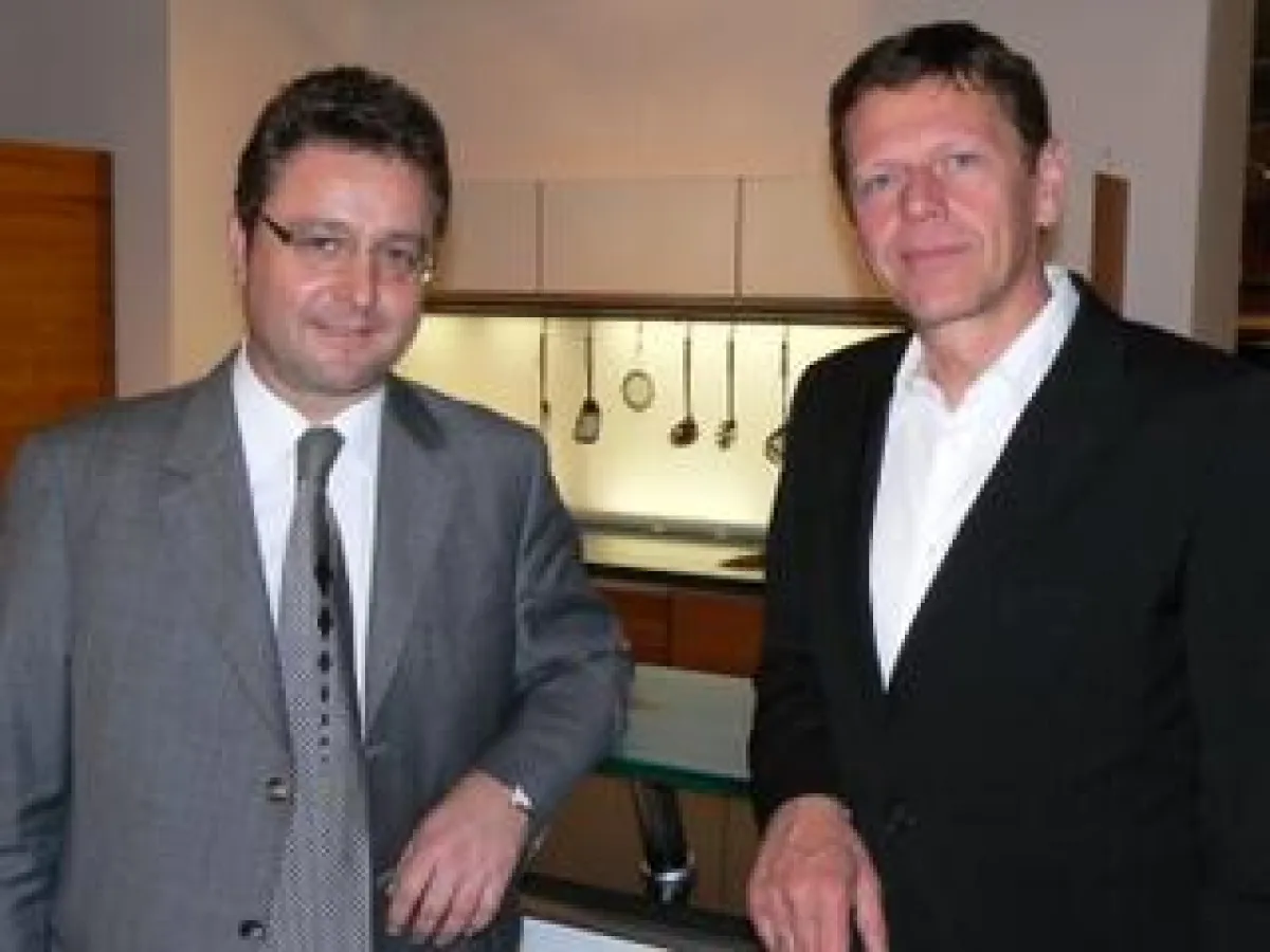 TEAM 7- Geschäftsführer Dr. Georg Emprechtinger und Edgar Inhofer (li.) vor einer Design-Küche aus der österreichischen Möbelmanufaktur.