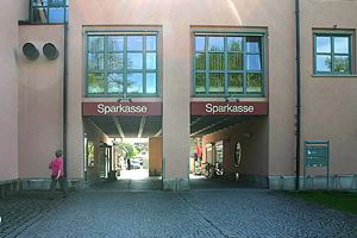 Glasfassadenreinigung gehört für S.I.S. zu den Grundaufgaben- der Karlsfelder Dienstleister beherrscht das gesamte Spektrum des Facility Managements.