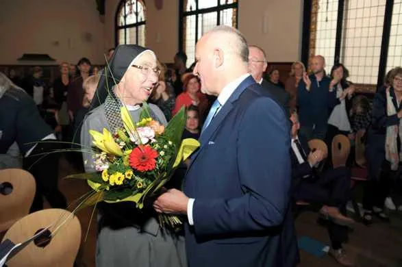 Bild: standing ovations für Sr. Liliane Juchli