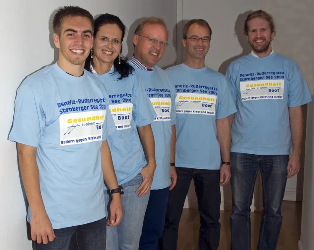 v.lv.n.rh.: Profi-Fußballer Philipp Lahm, Vorstand Gesundheit in einem Boot Dr. Gabriele Kröner, Stephan Werhahn, Fachtrainer Toni Schuhegger, Max Mendius. Fotografin: Silvia Werhahn